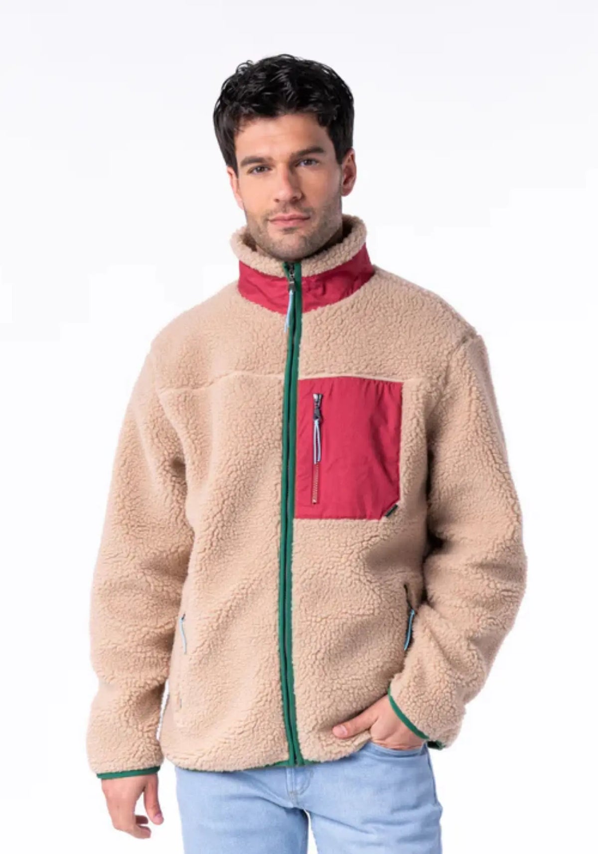 L'homme porte la sherpa mixte zippée naturel et bordeaux de chez Billybelt