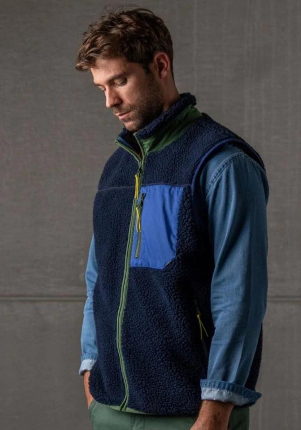 L'homme regarde au sol et porte la Sherpa mixte zippée sans manches bleu marine de chez Billybelt