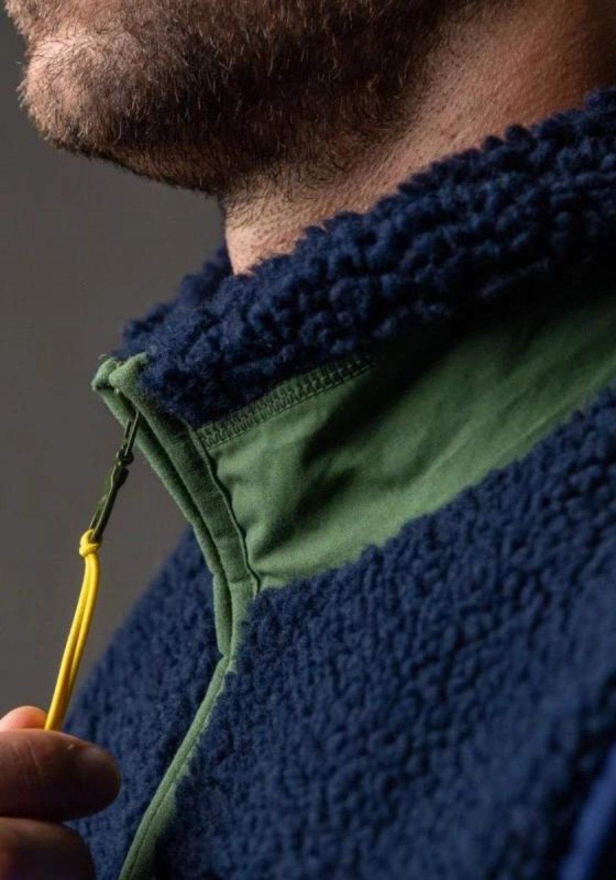 Zoom sur le haut de la Sherpa mixte zippée sans manches bleu marine de chez Billybelt