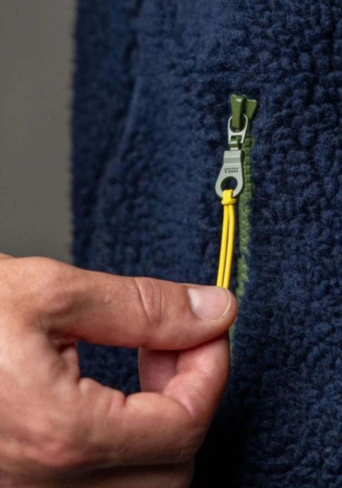 Zoom sur la poche de la Sherpa mixte zippée sans manches bleu marine de chez Billybelt