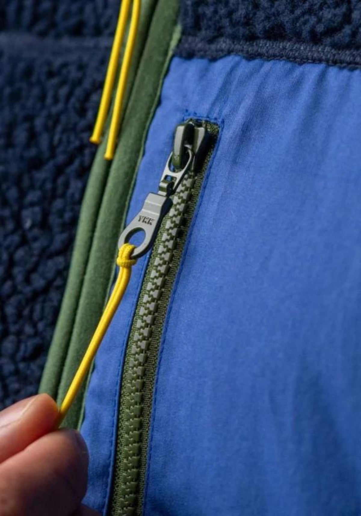 Zoom sur la poche poitrine de la Sherpa mixte zippée sans manches bleu marine de chez Billybelt