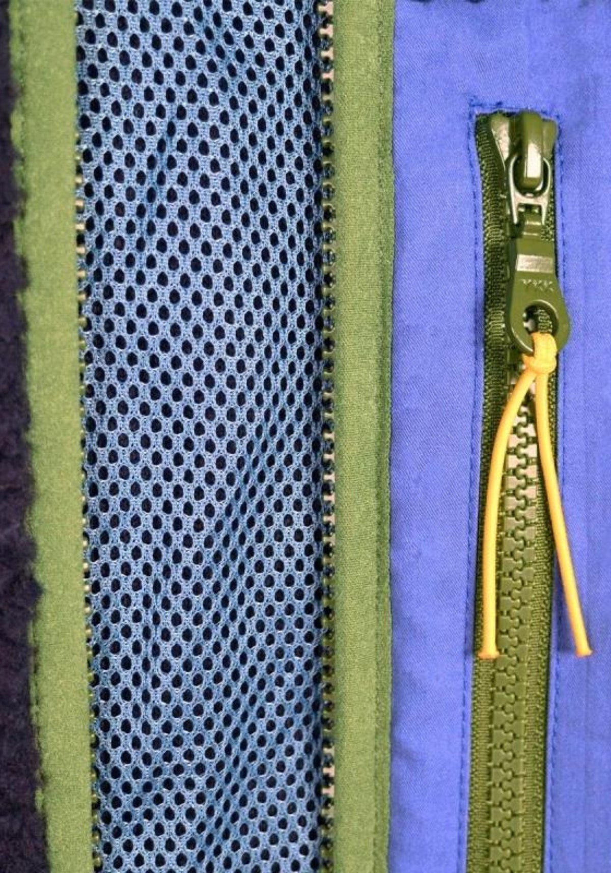 Zoom sur l'intérieur de la Sherpa mixte zippée sans manches bleu marine de chez Billybelt