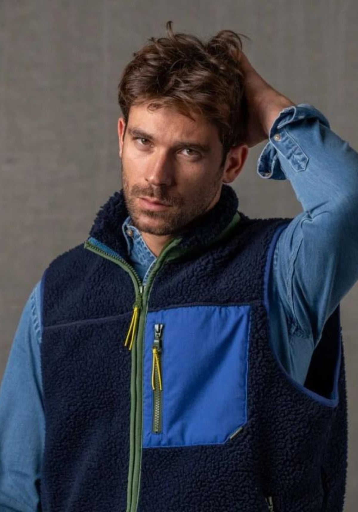 L'homme porte la Sherpa mixte zippée sans manches bleu marine de chez Billybelt
