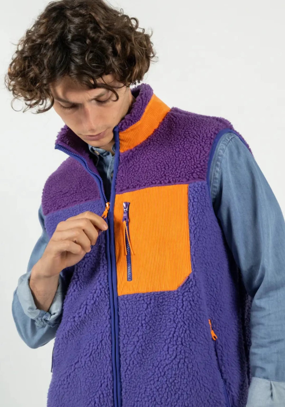 L'homme porte la sherpa mixte zippée sans manches Bubblegum de chez Billy Belt