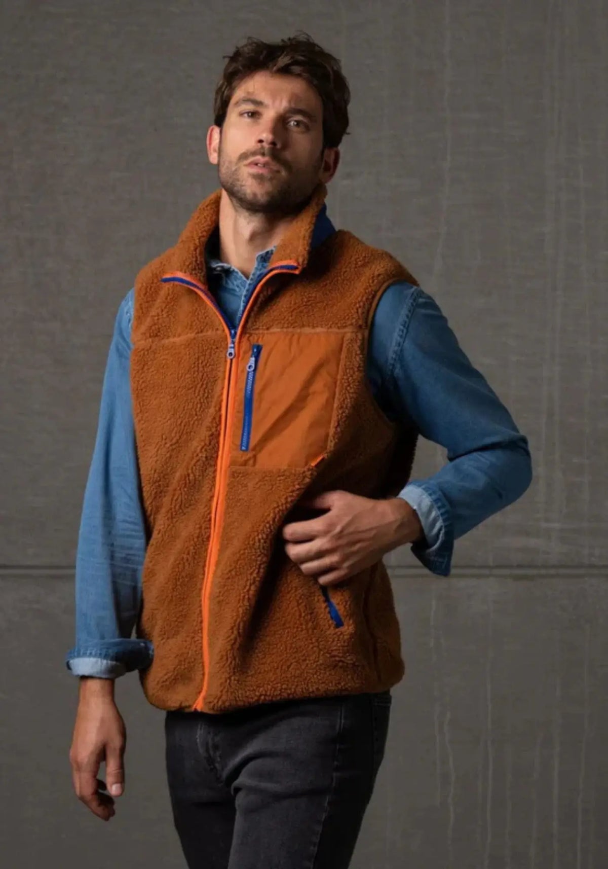 L'homme porte la sherpa mixte zippée sans manches camel de chez Billy Belt