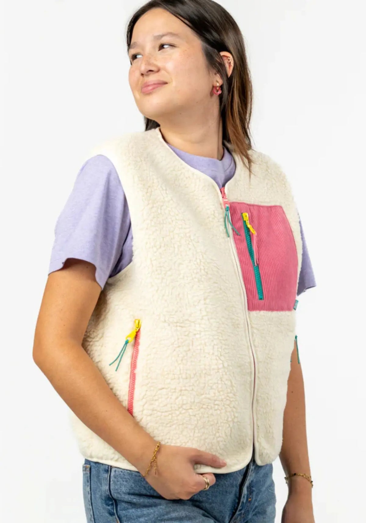 La femme porte la sherpa mixte zippée sans manches ivoire de chez Billybelt