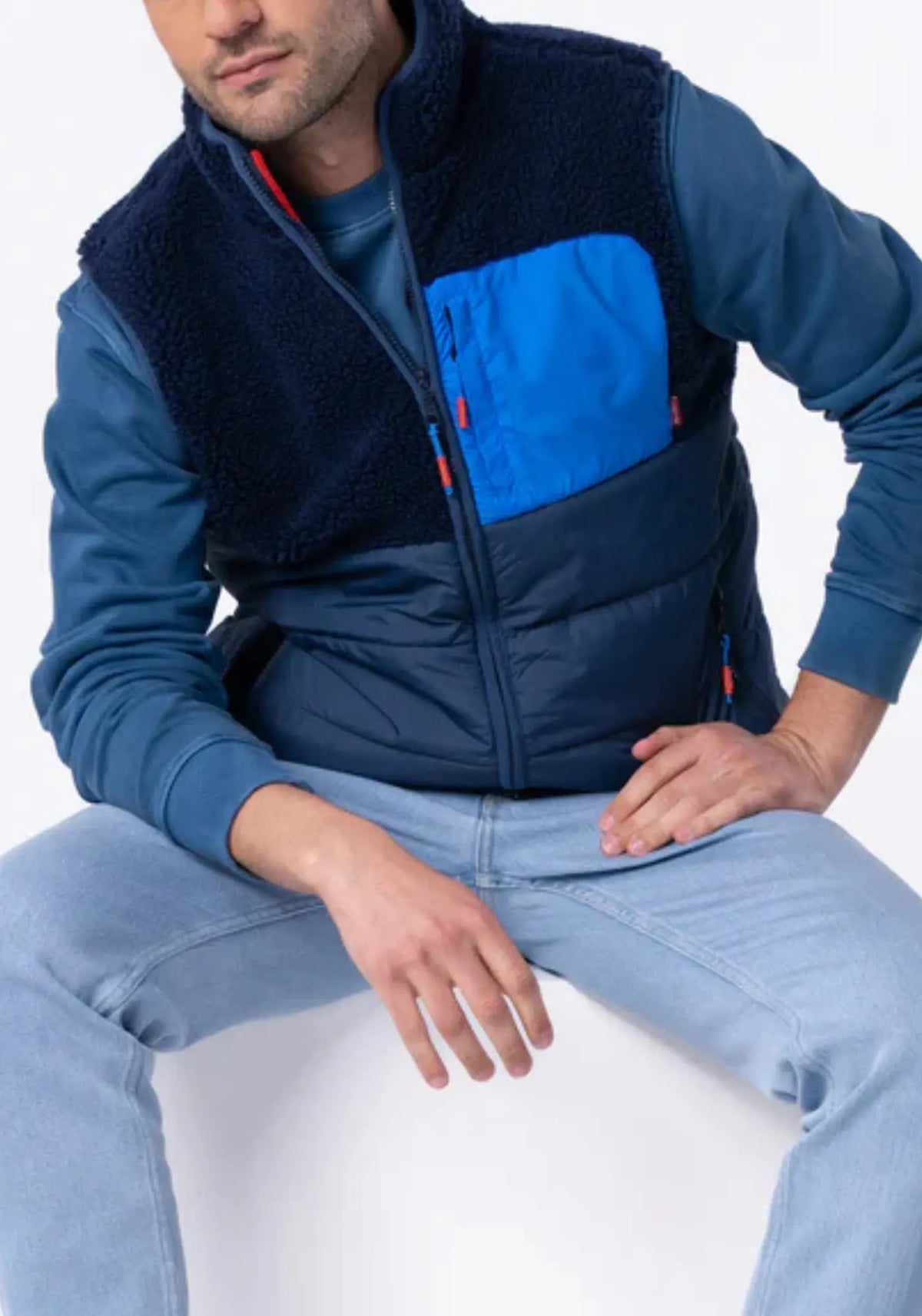 L'homme porte la sherpa mixte zippée sans manches marin de chez Billybelt