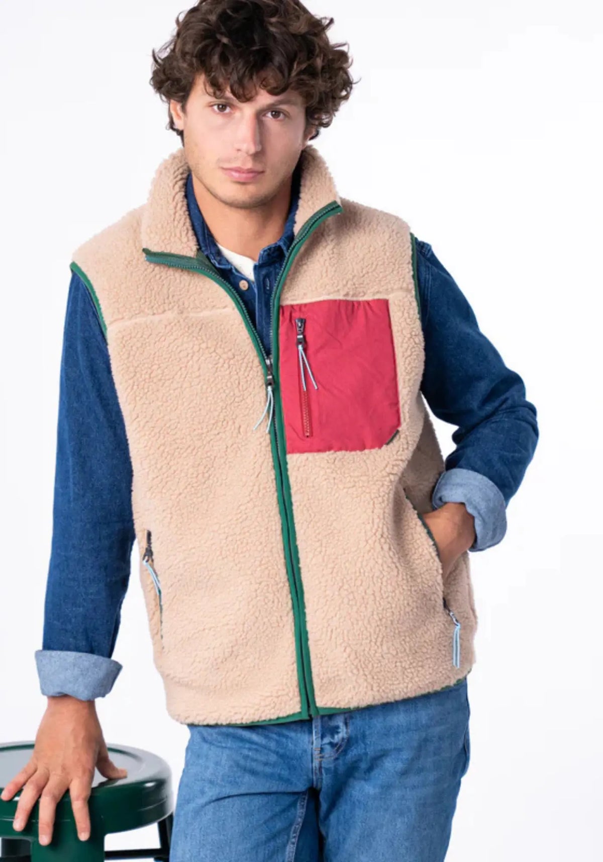 L'homme porte la sherpa mixte zippée sans manches naturel et bordeaux de chez Billybelt