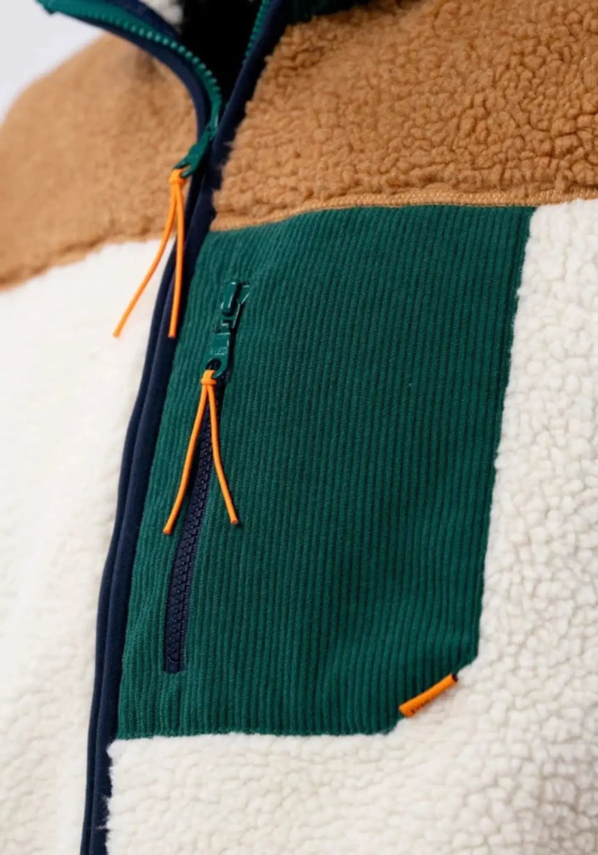 Zoom sur la sherpa mixte zippée sans manche pistache de chez Billy Belt