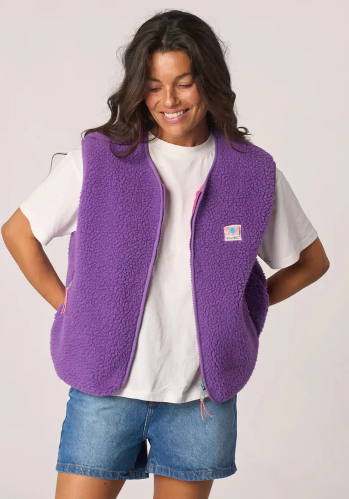 La femme porte la sherpa mixte zippée sans manches violet de chez Billybelt