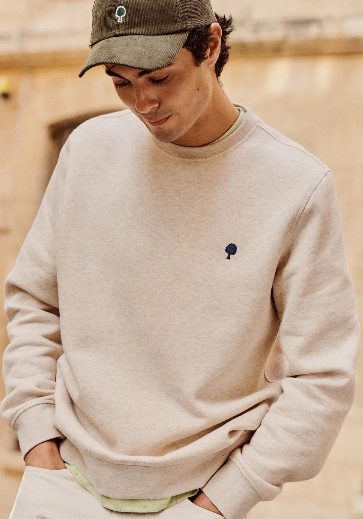 L'homme porte le sweat donzy beige de chez Faguo