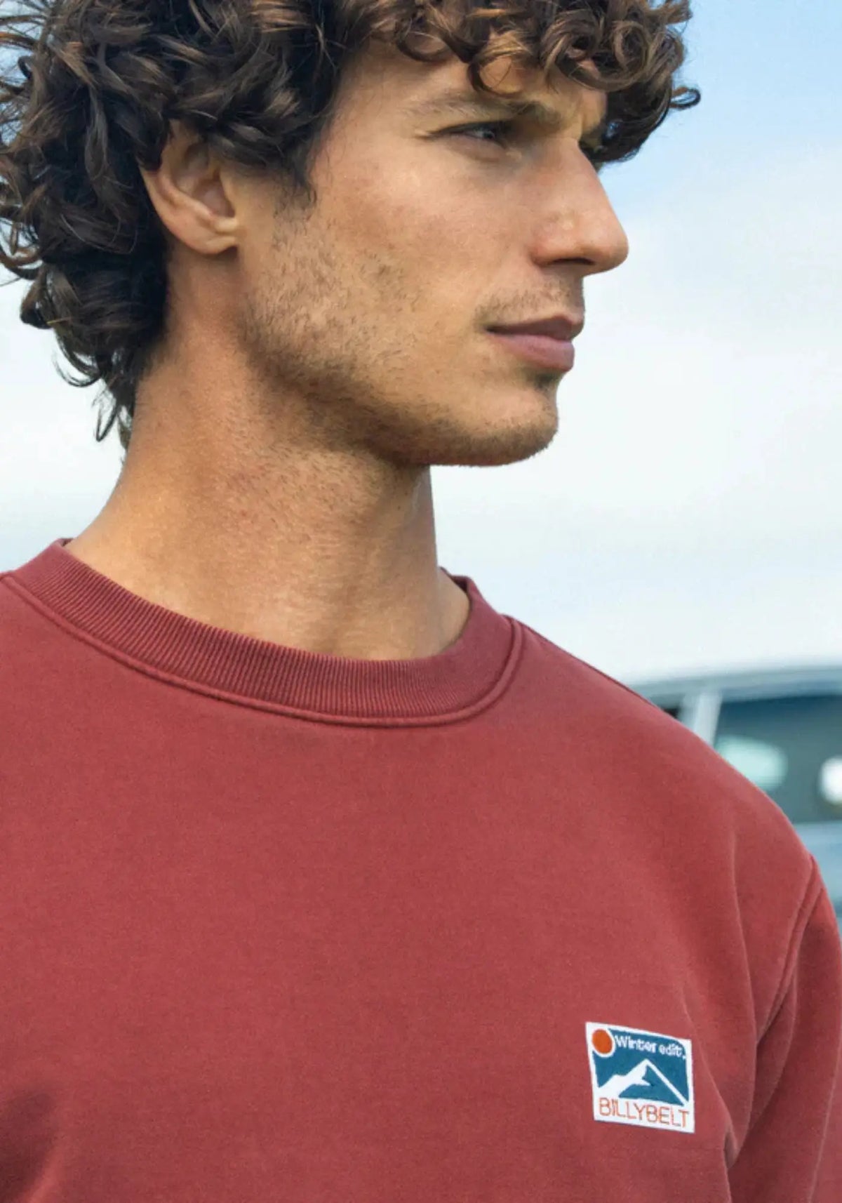 L'homme porte le sweat en coton bio hiver bordeaux de chez Billybelt