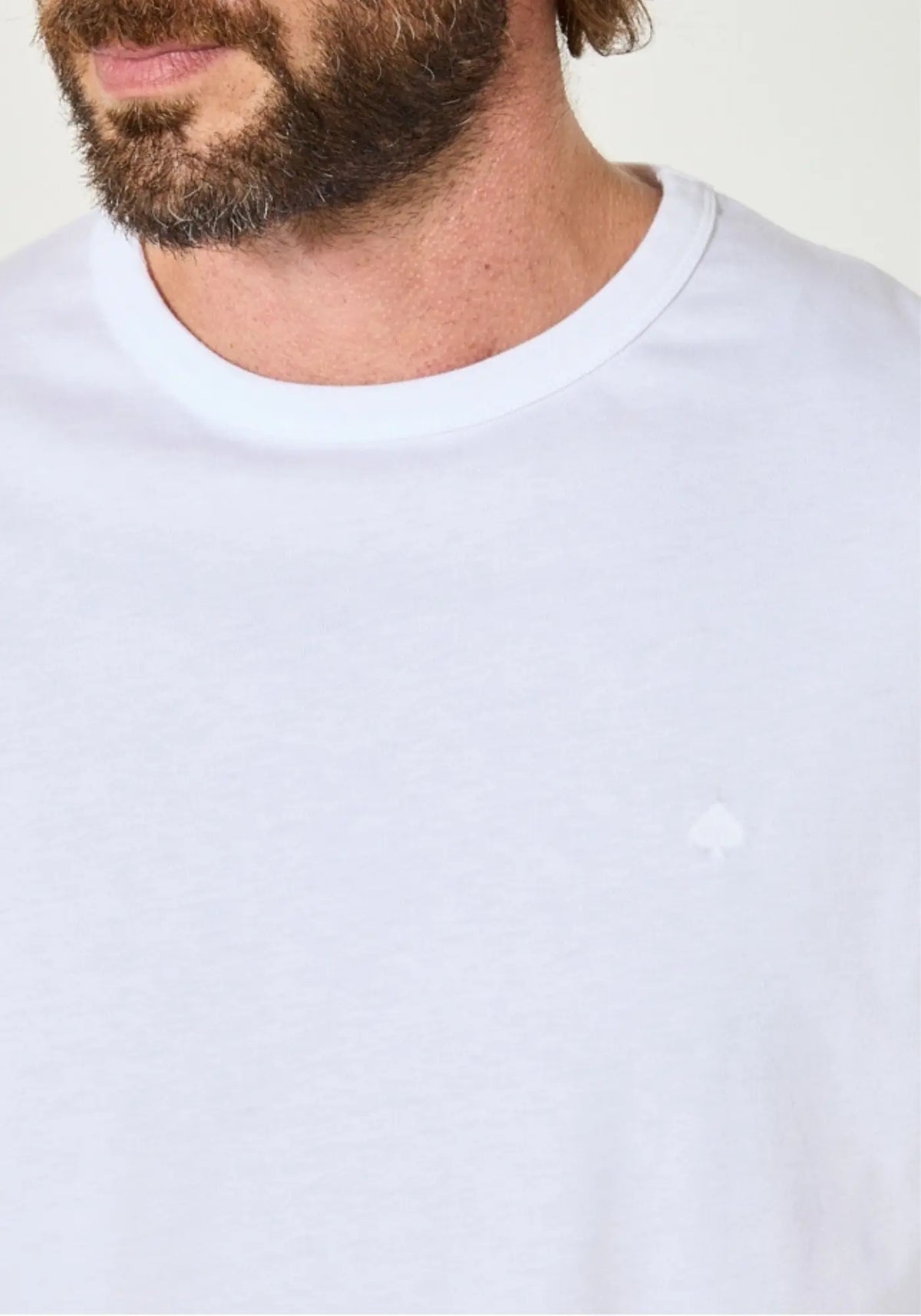 Zoom sur le t-shirt bastien blanc de chez Jaqk 