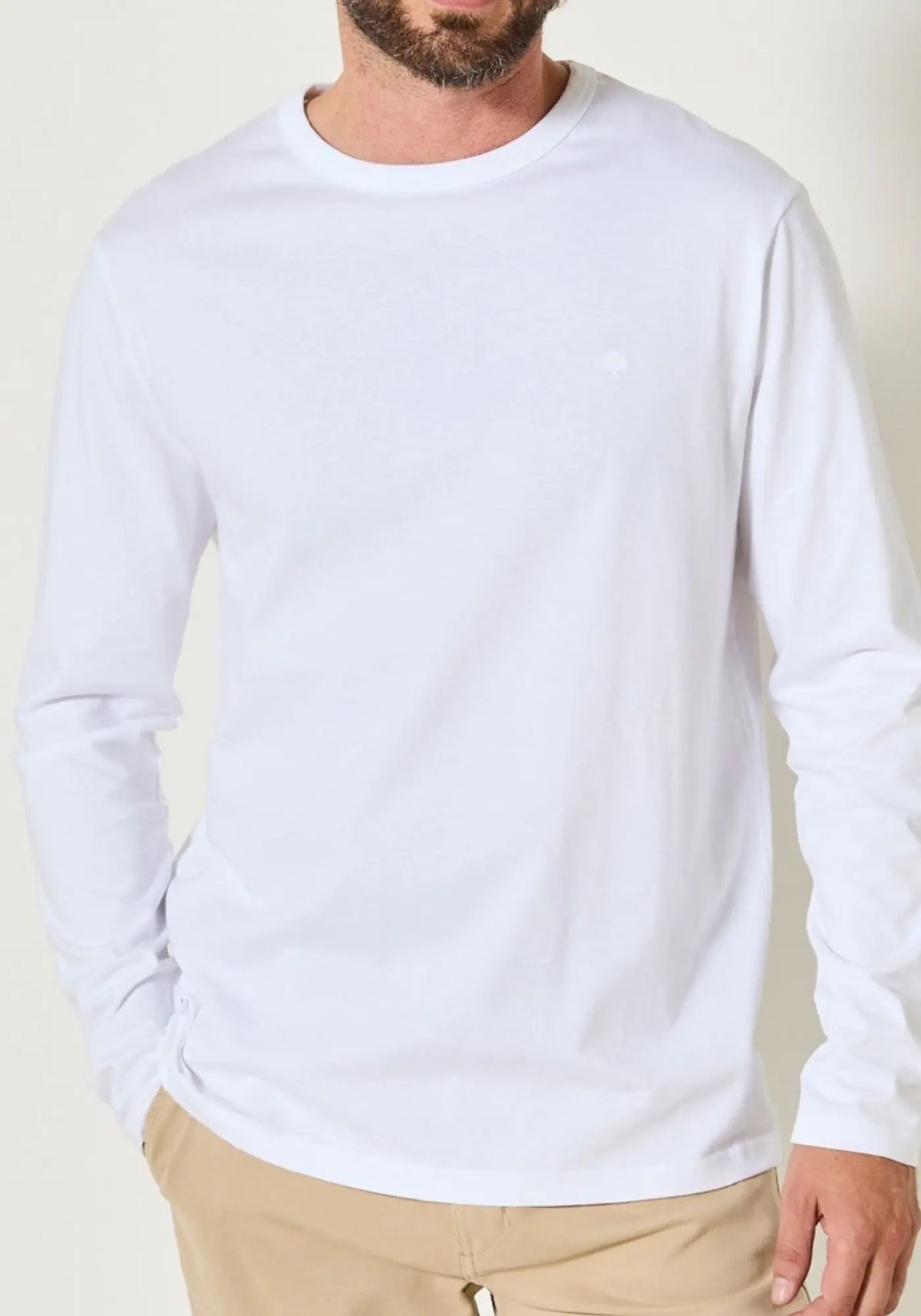 L'homme porte le t-shirt bastien blanc de chez Jaqk 