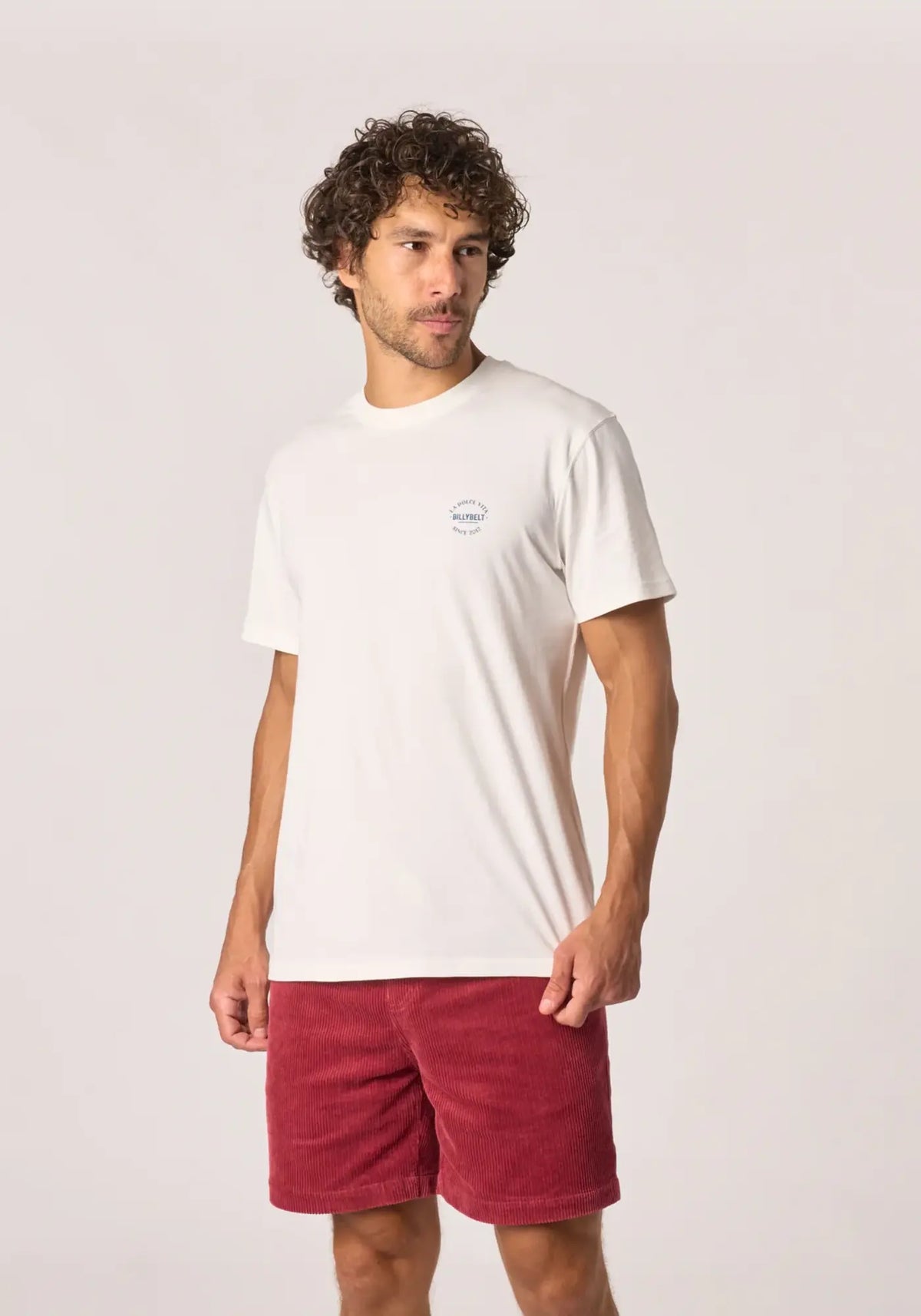 L'homme porte le t-shirt dolce vita blanc de chez Billybelt