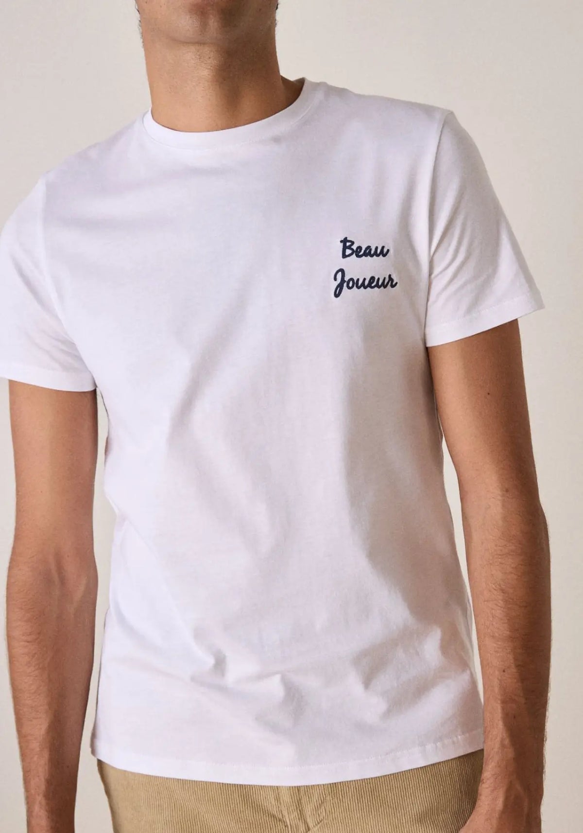 L'homme porte le t-shirt MC beau blanc de chez Jaqk 