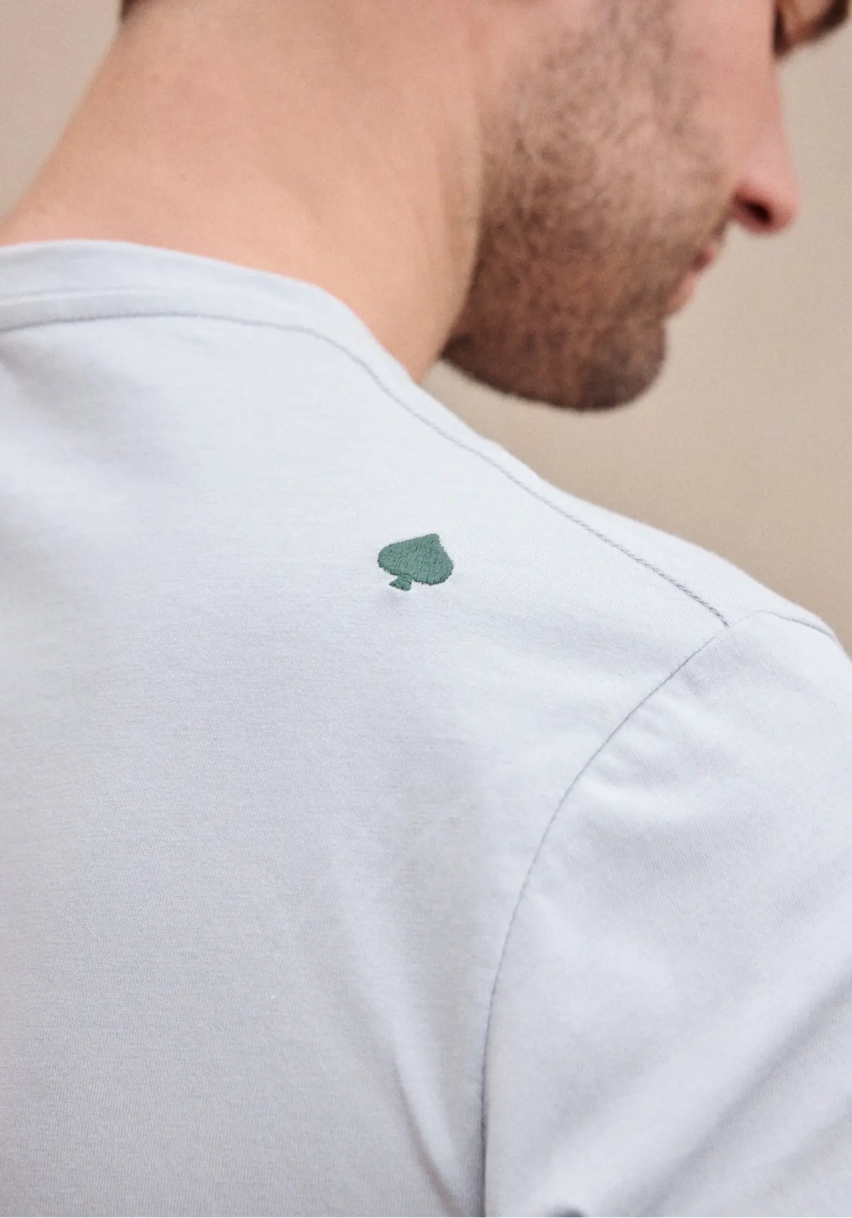 Zoom sur le t-shirt MC beau bleu gris de chez Jaqk 