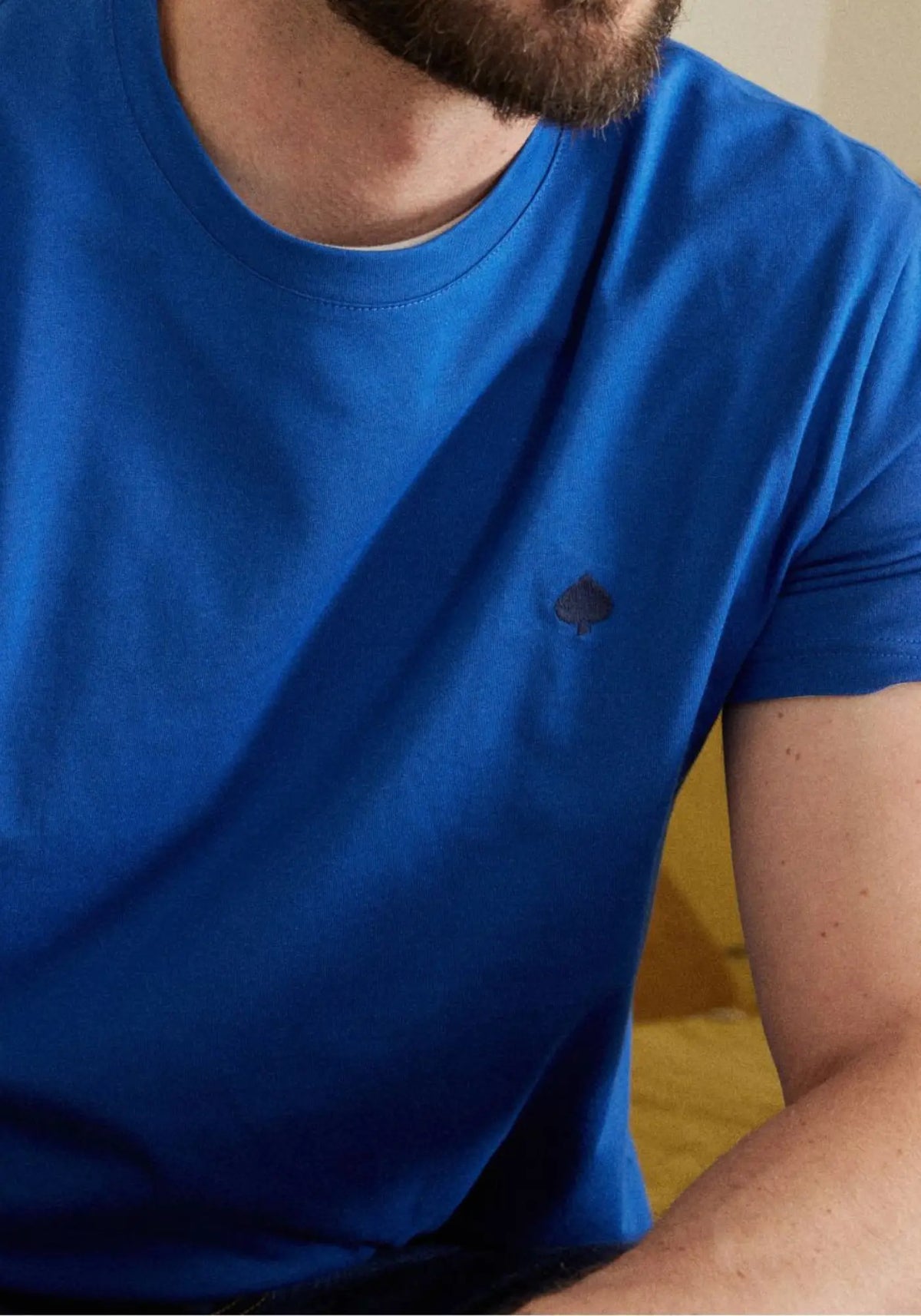 L'homme porte le t-shirt MC beau majorelle de chez Jaqk 