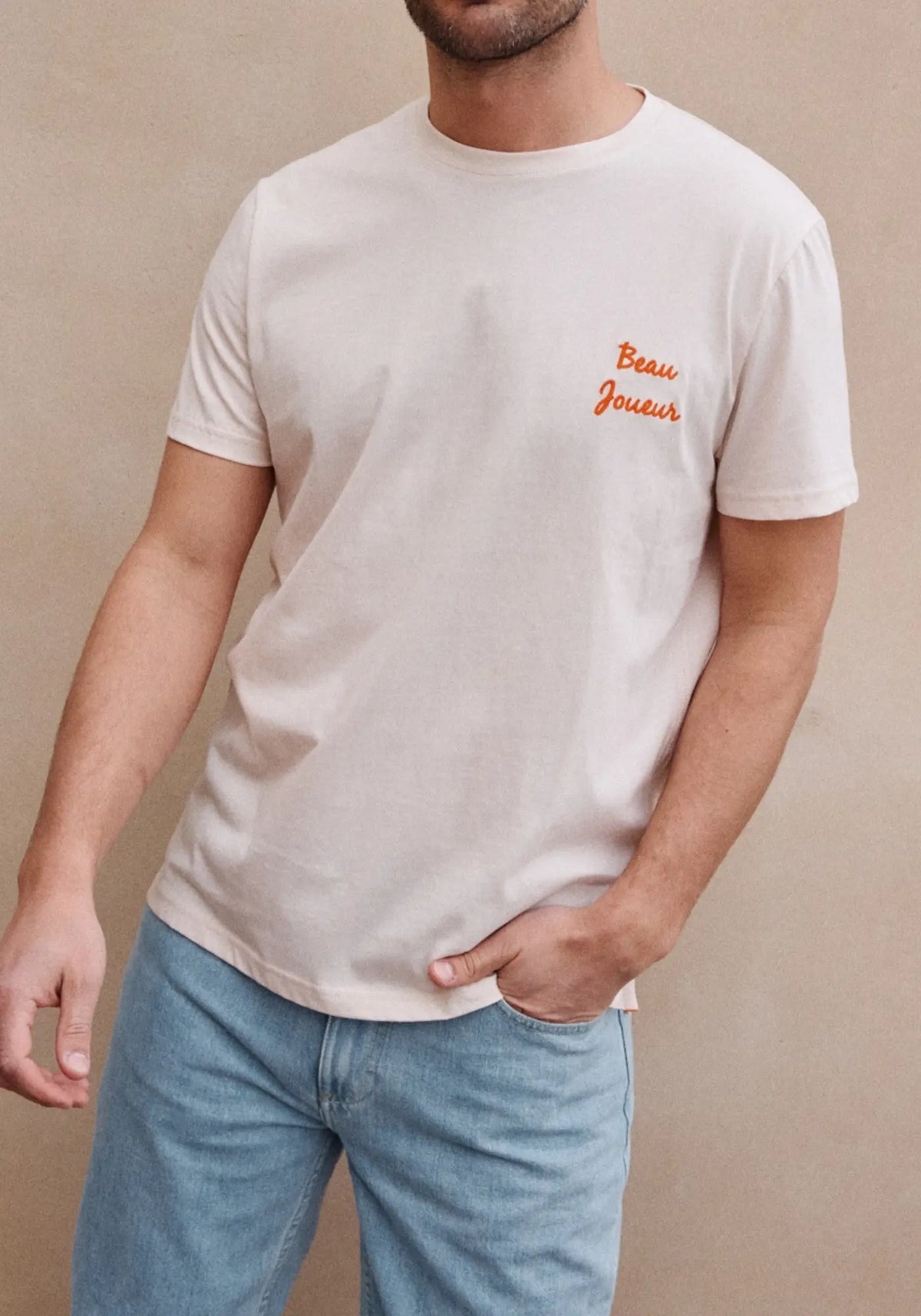 L'homme porte le t-shirt MC beau milk de chez Jaqk 
