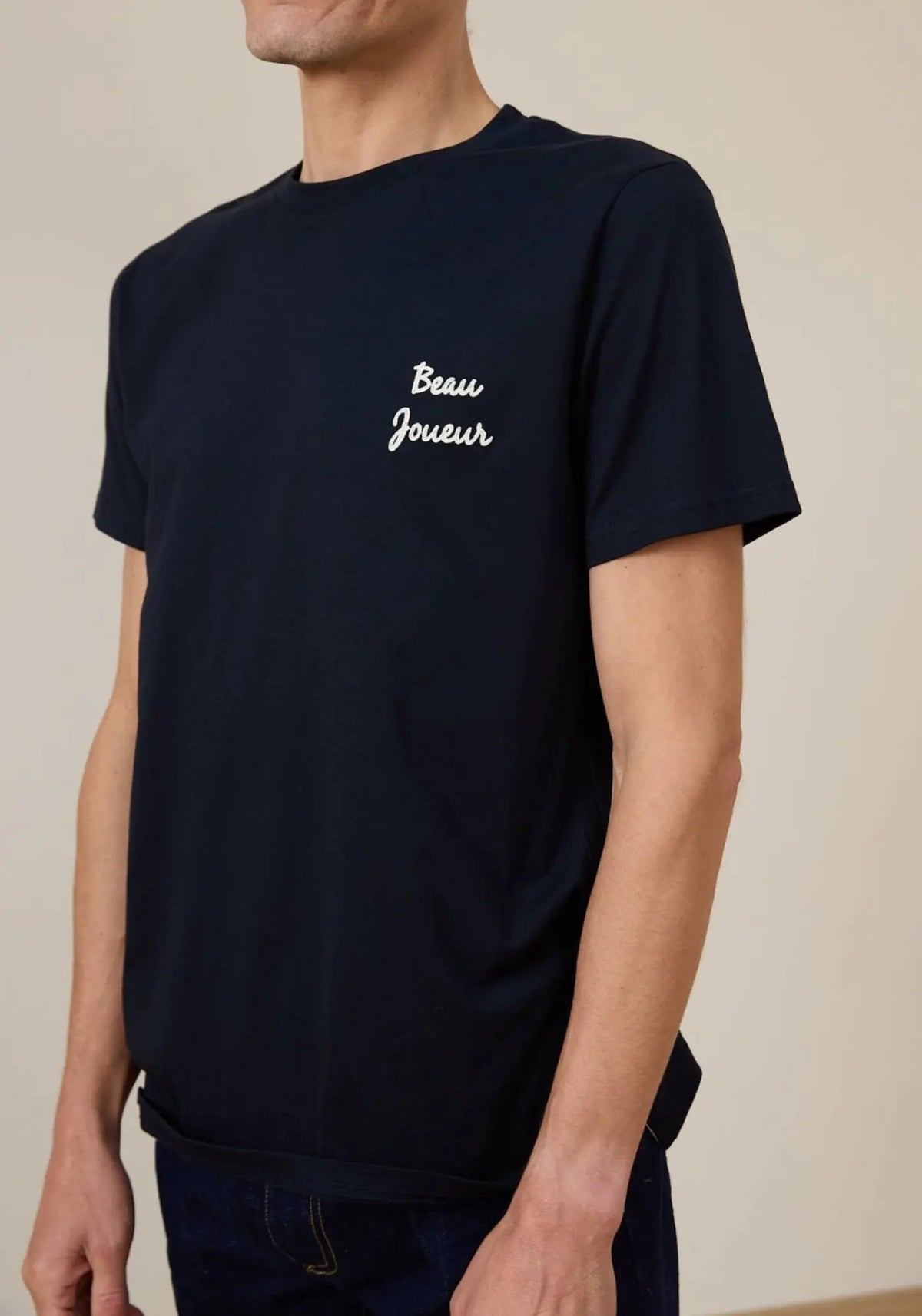 L'homme porte le t-shirt MC beau nuit de chez Jaqk 