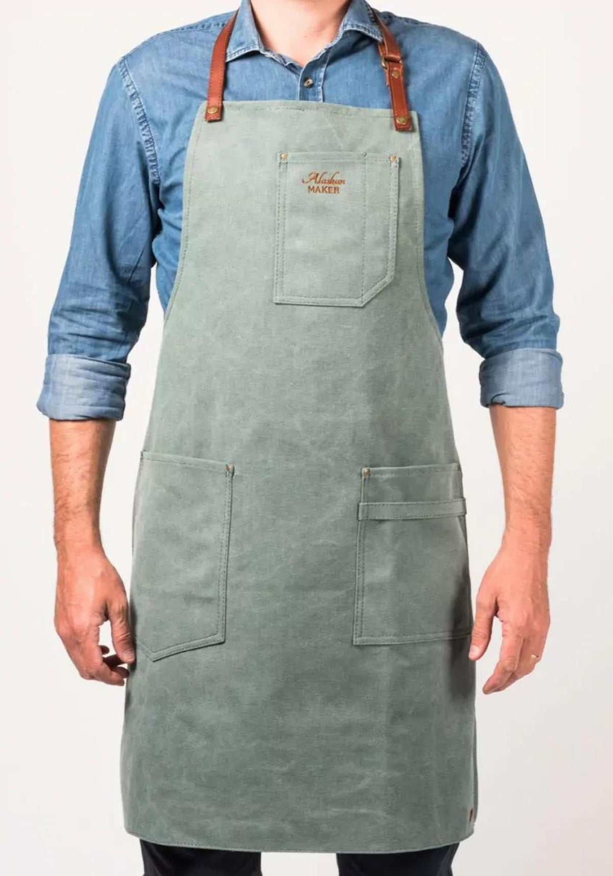 L'homme porte le tablier n° 325 de chez Alaskan Maker