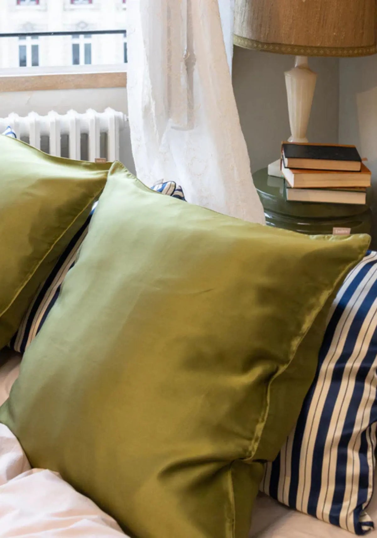 La taie d'oreiller en soie carré vert mousse de chez Emily's Pillow