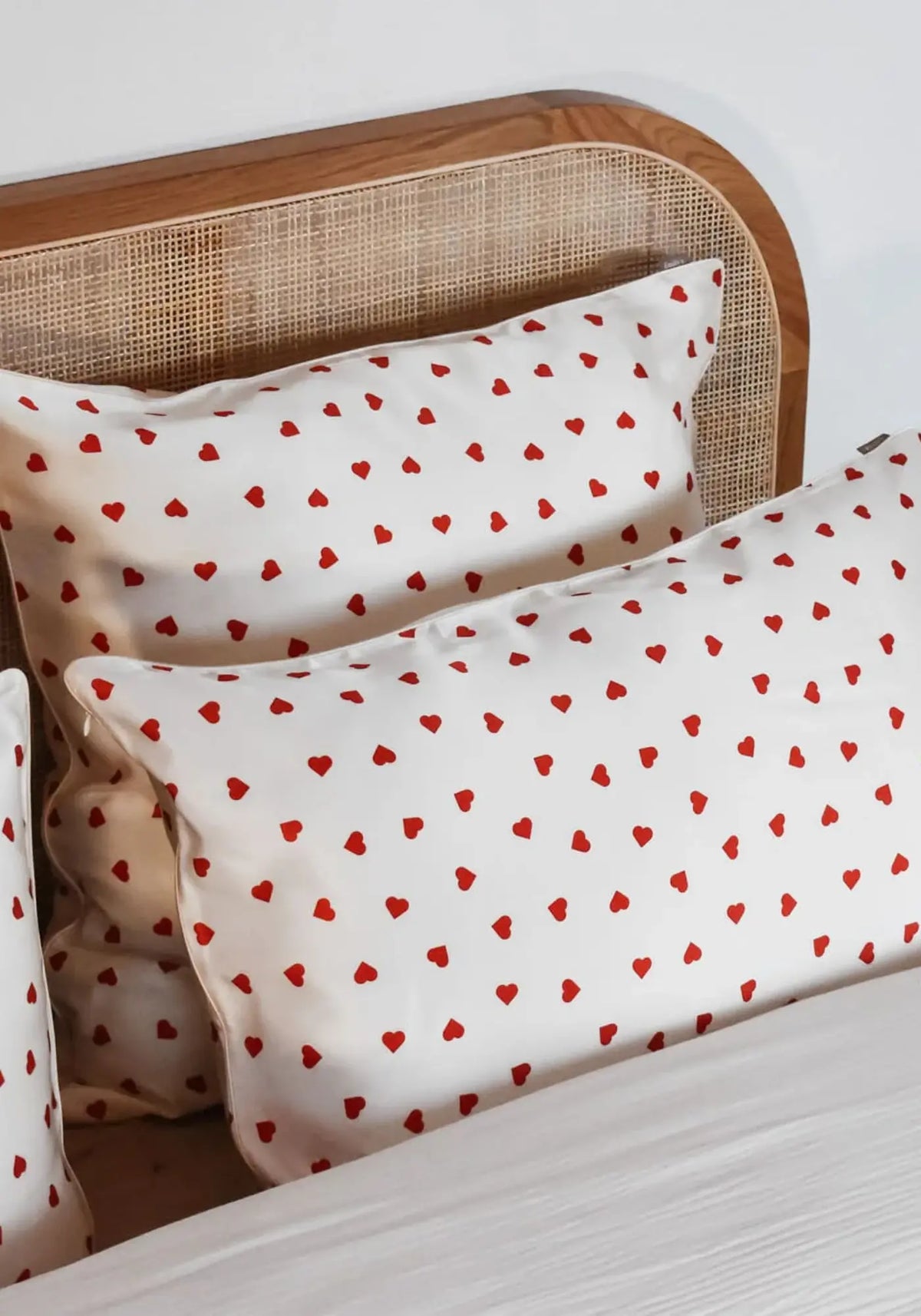 Les taies d'oreiller en soie rectangle et arré love de chez Emily's Pillow