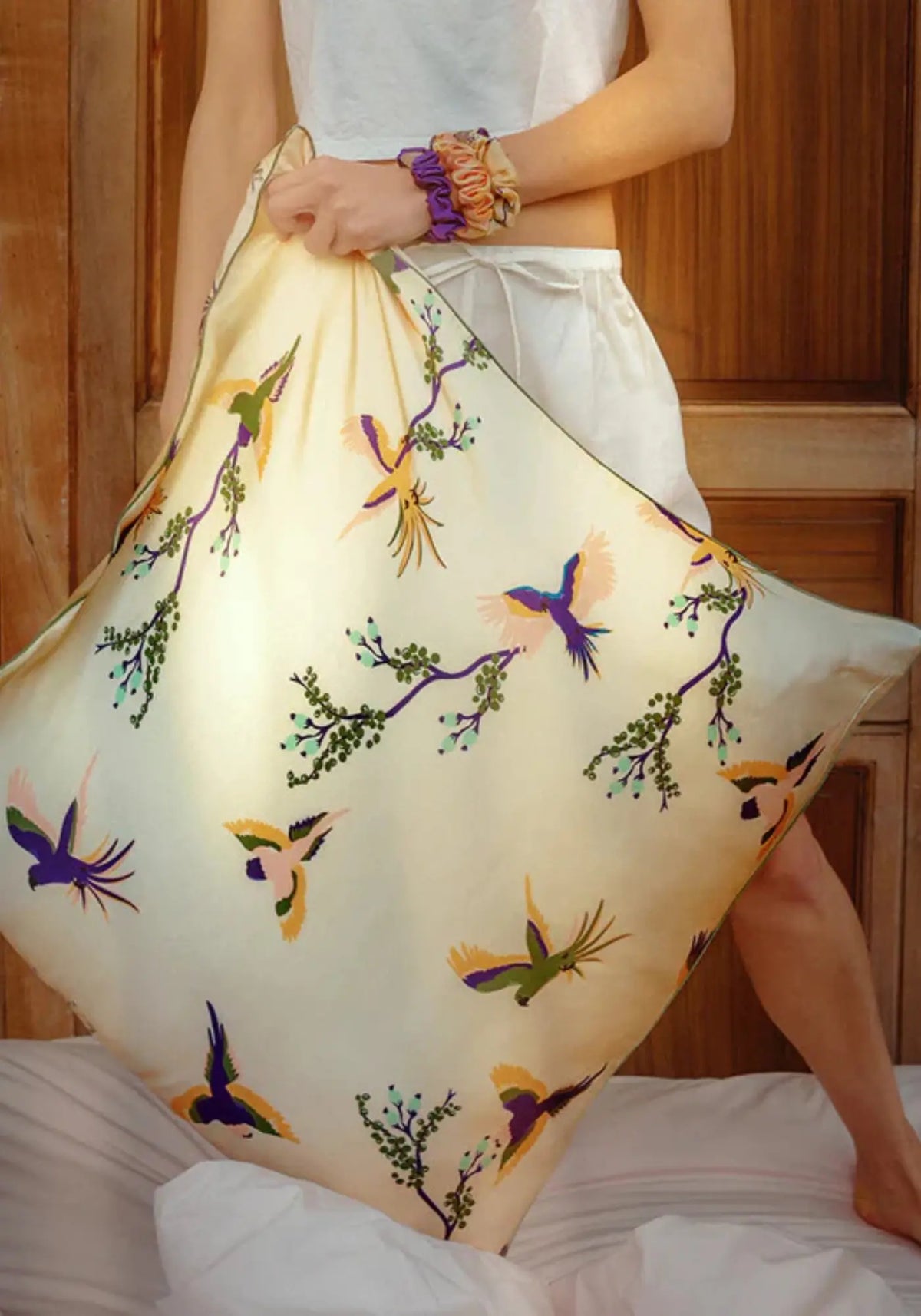 La taie d'oreiller en soie Apaches oiseaux de chez Emily's Pillow