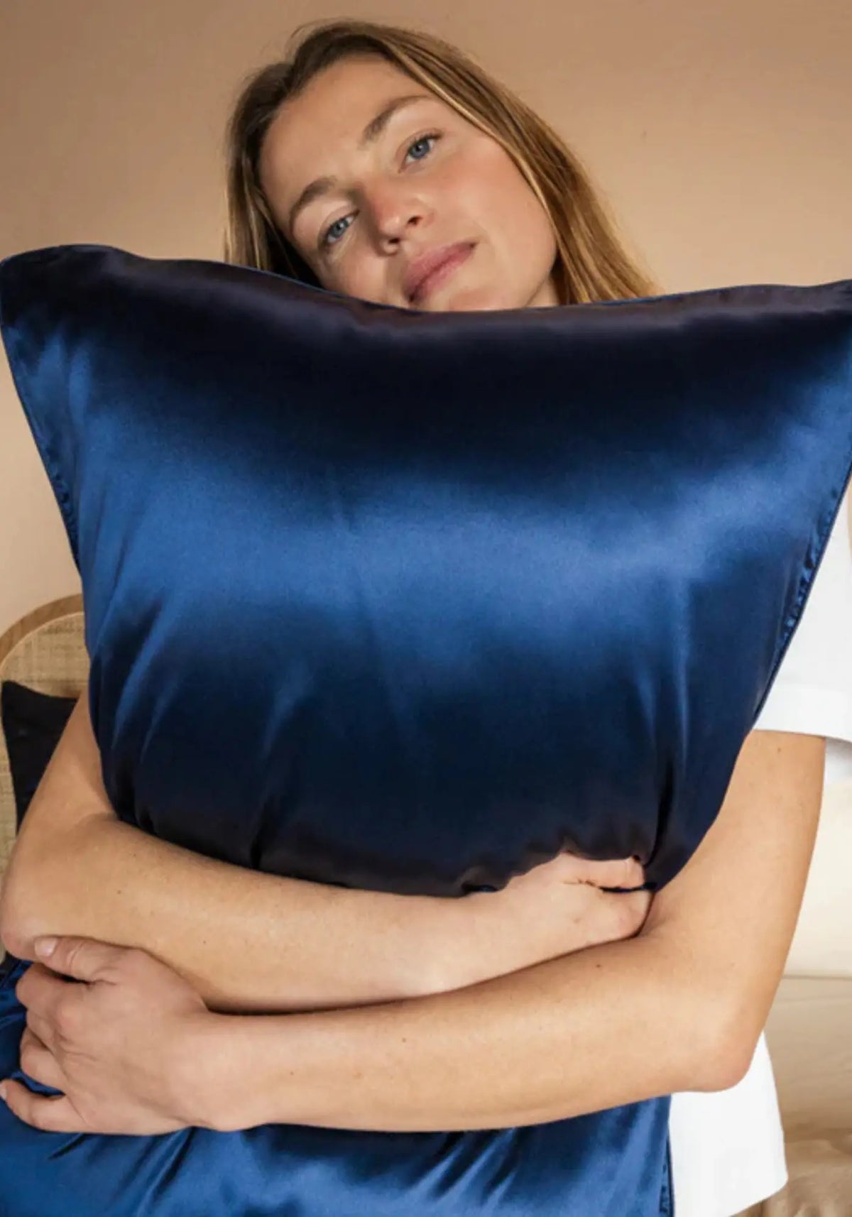 La taie d'oreiller en soie bleu nuit de chez Emily's Pillow