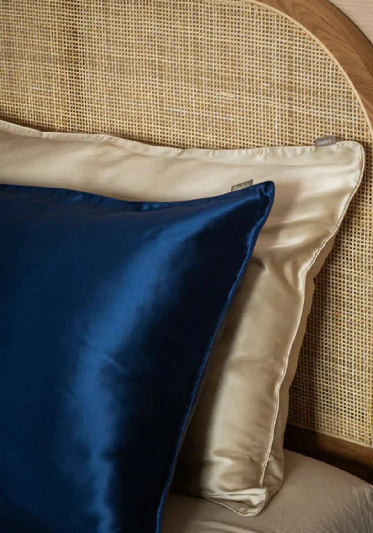 La taie d'oreiller en soie bleu nuit de chez Emily's Pillow