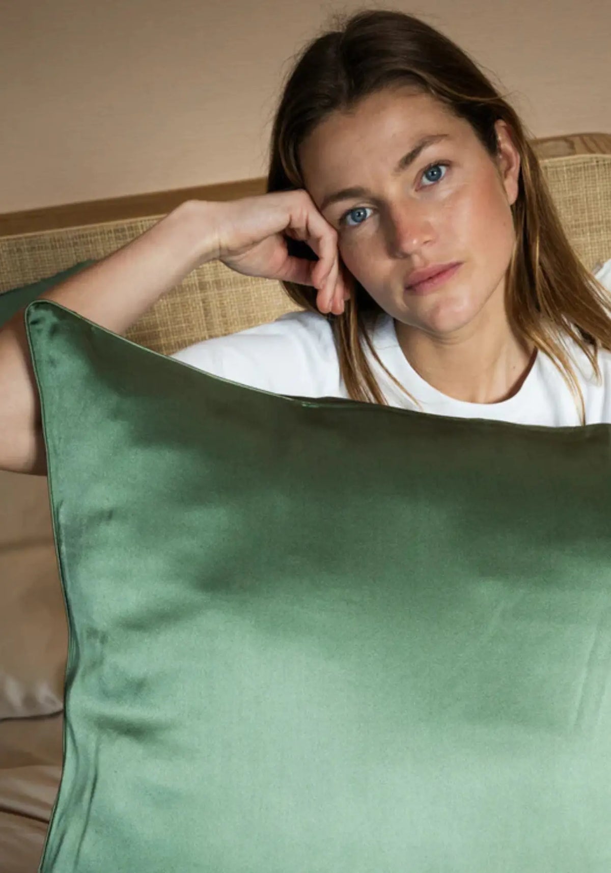 La taie d'oreiller en soie vert sauge de chez Emily's Pillow