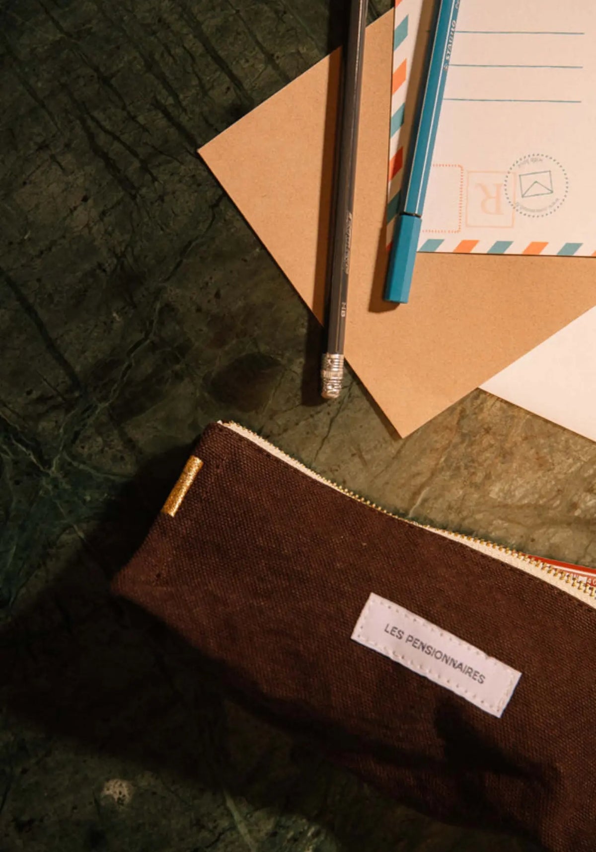 La trousse à crayons marron ebène des Pensionnaires