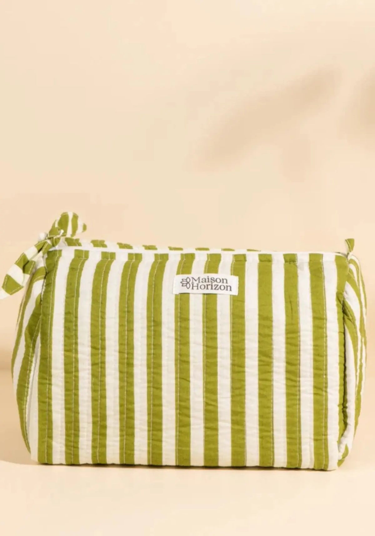 La trousse de toilette Banita rayures vert olive de chez Maison Horizon