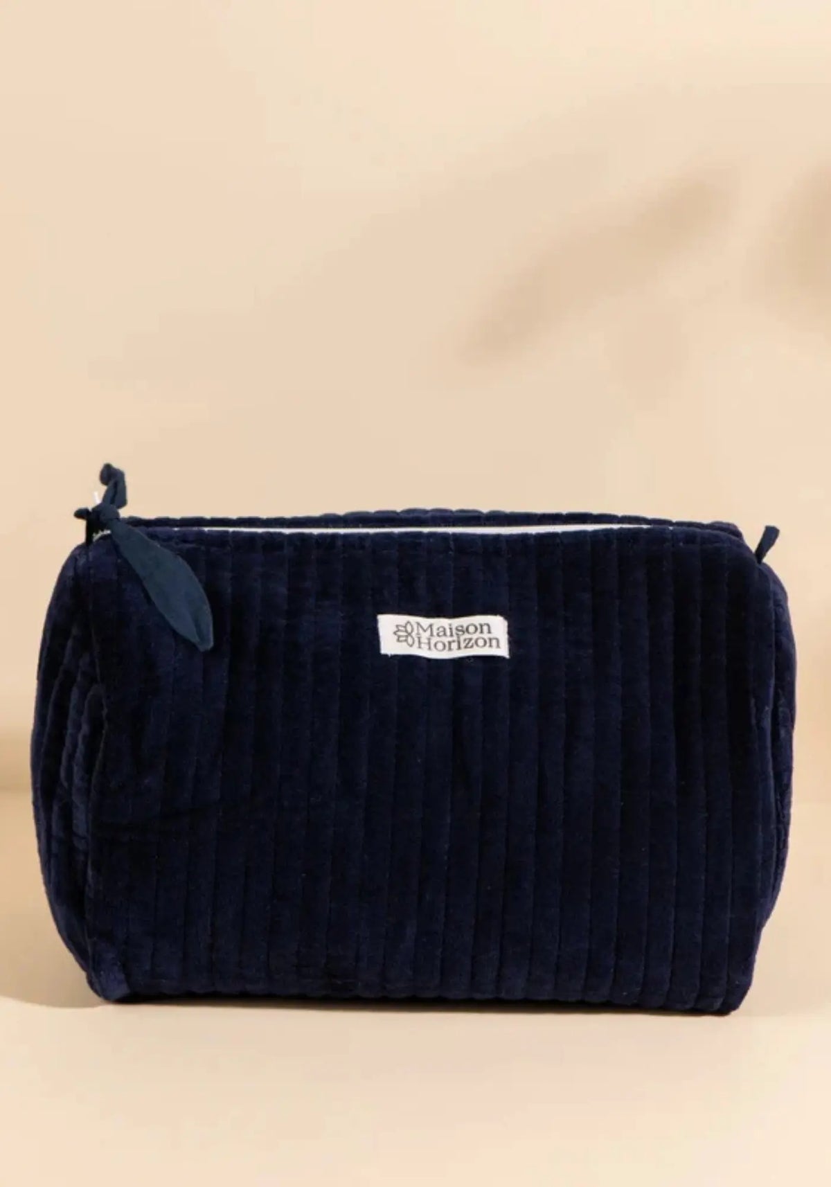 La trousse de toilette banita velours bleu nuit de chez Maison Horizon