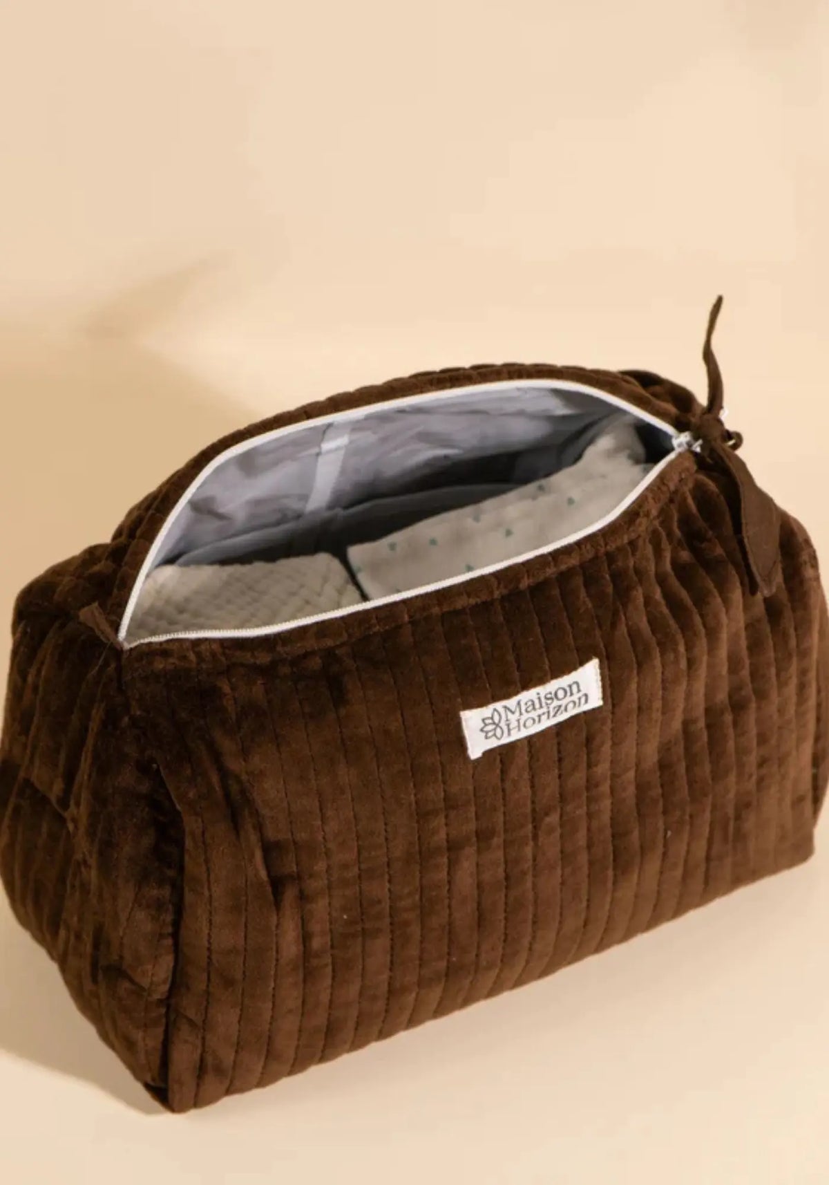 La trousse de toilette Banita velours chocolat de chez Maison Horizon
