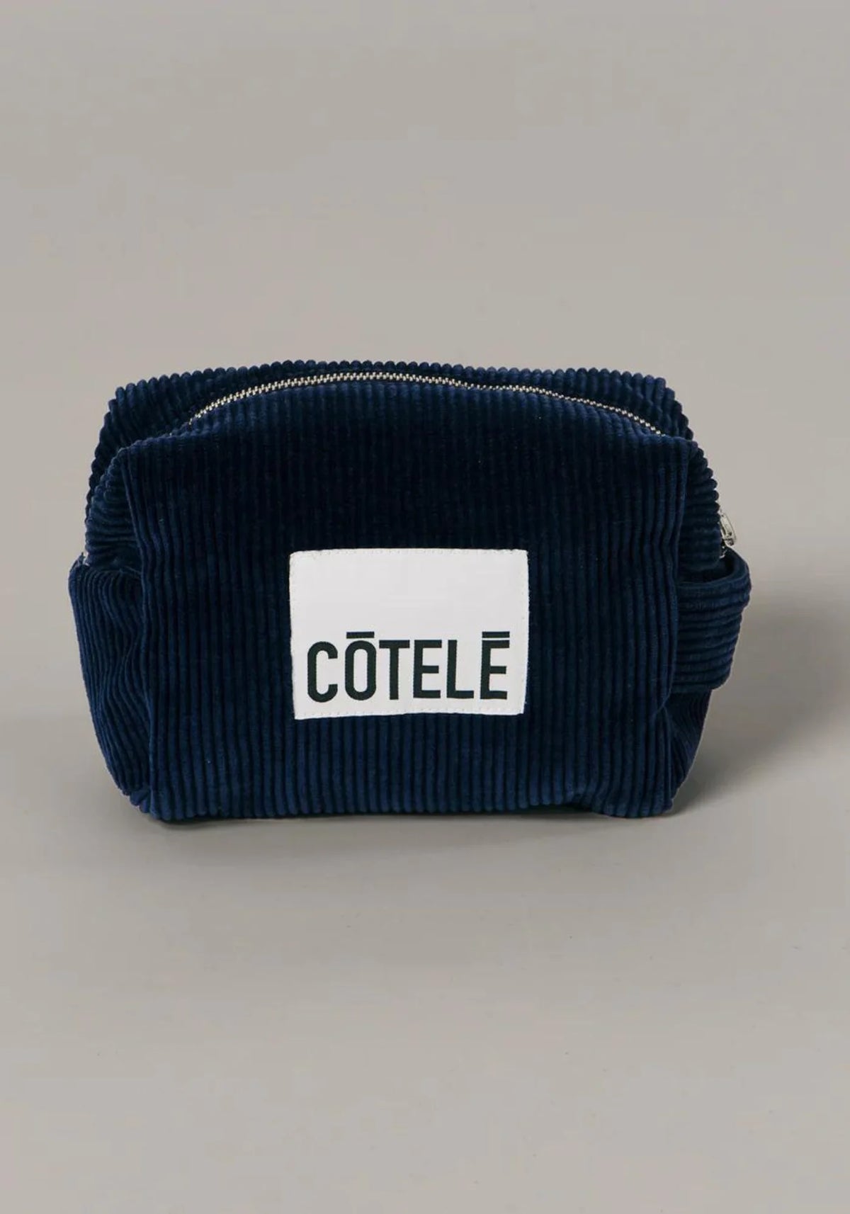 La trousse de toilette en velours navy de chez Côtelé Paris