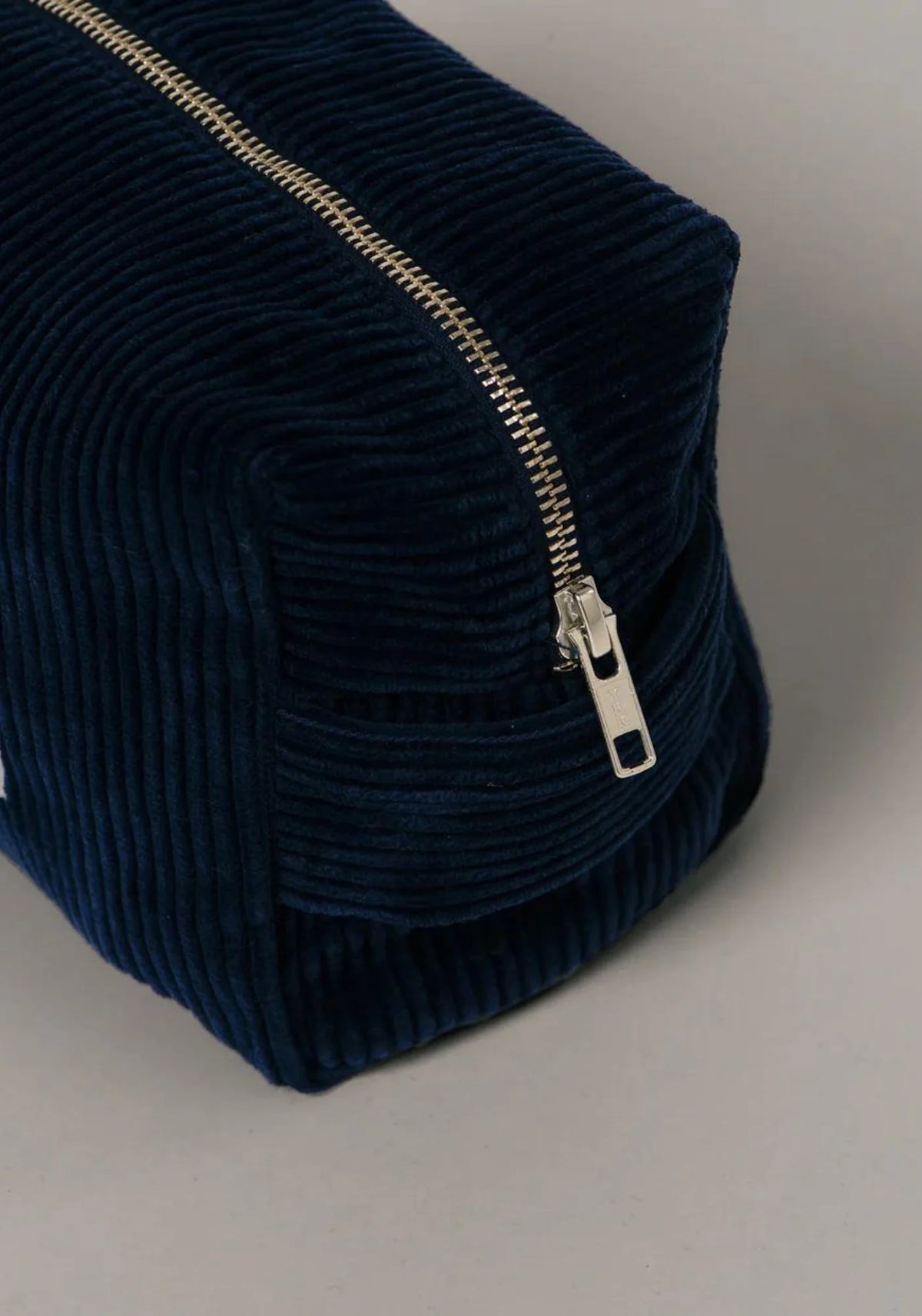 Zoom sur la trousse de toilette en velours navy de chez Côtelé Paris