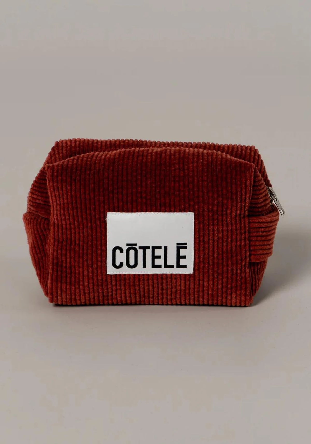 La trousse de toilette en velours rouille de chez Côtelé Paris
