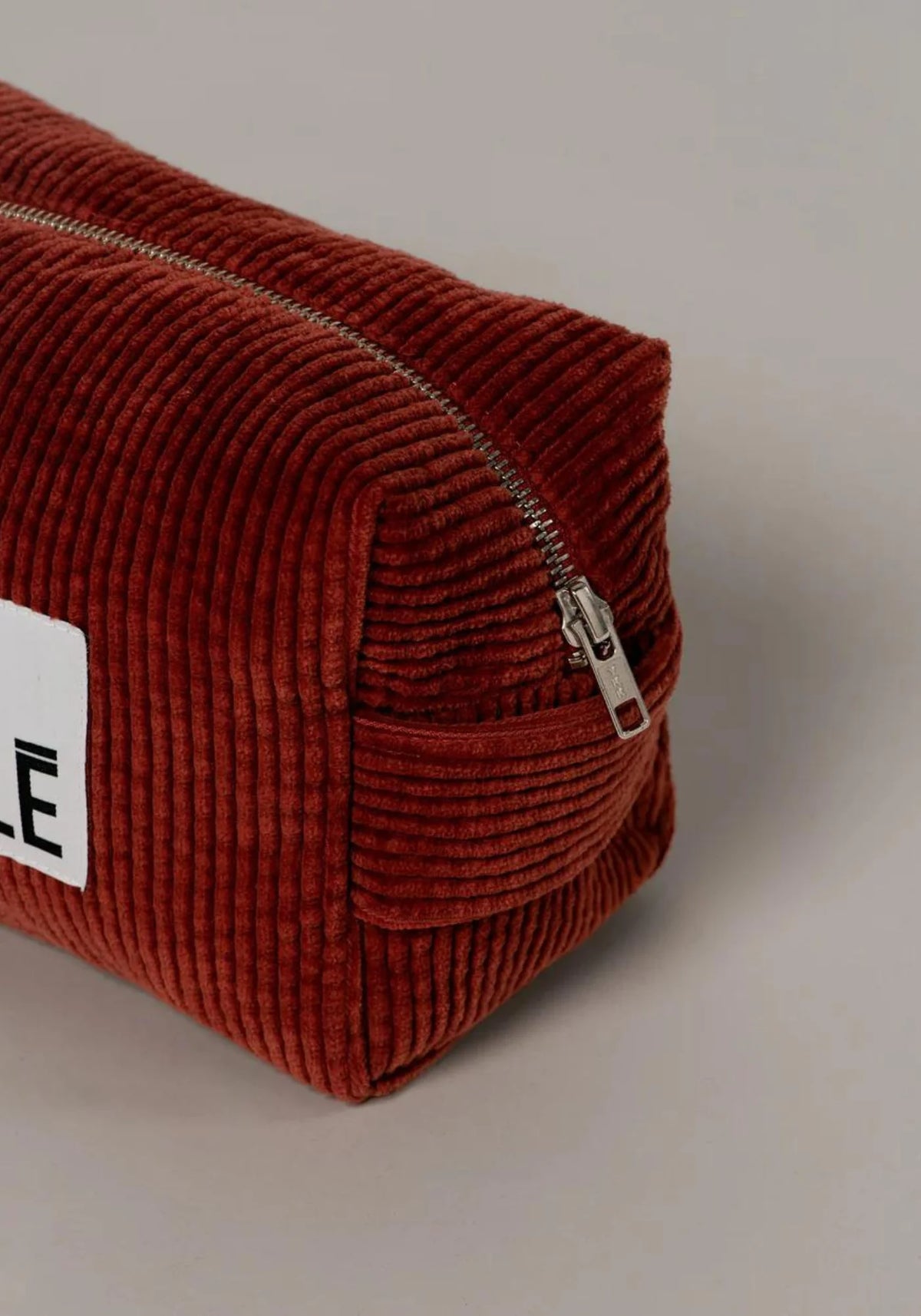 Zoom sur la trousse de toilette en velours rouille de chez Côtelé Paris
