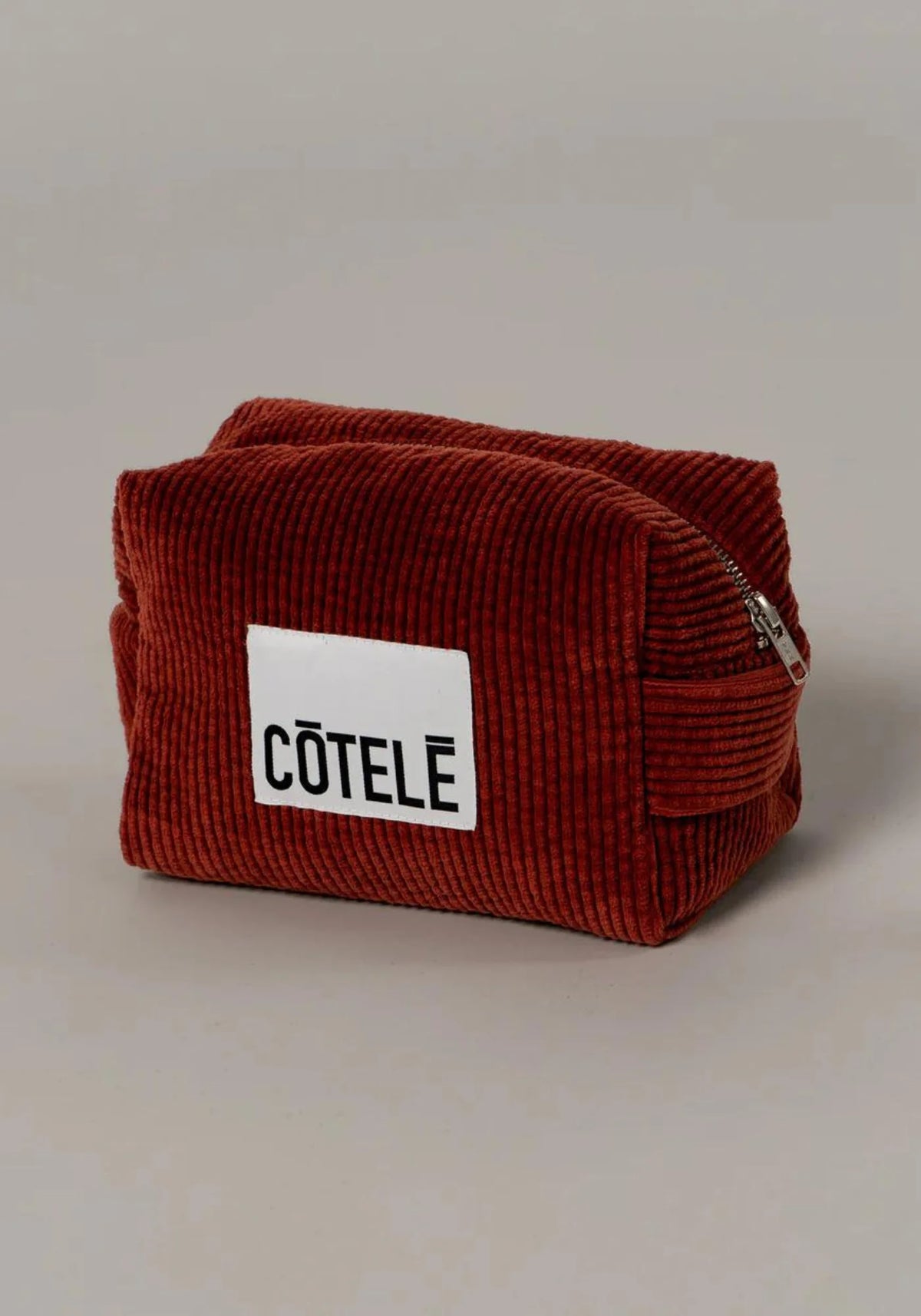 La trousse de toilette en velours rouille de chez Côtelé Paris