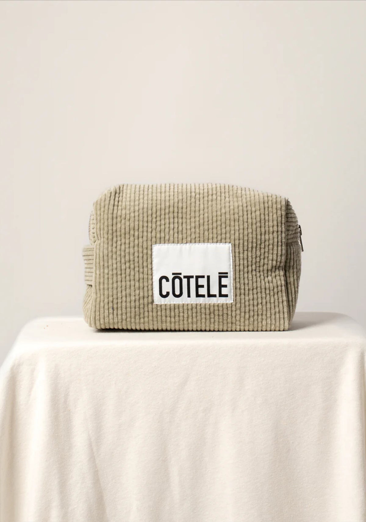 La trousse de toilette en velours sauge de chez Cotelé Paris 