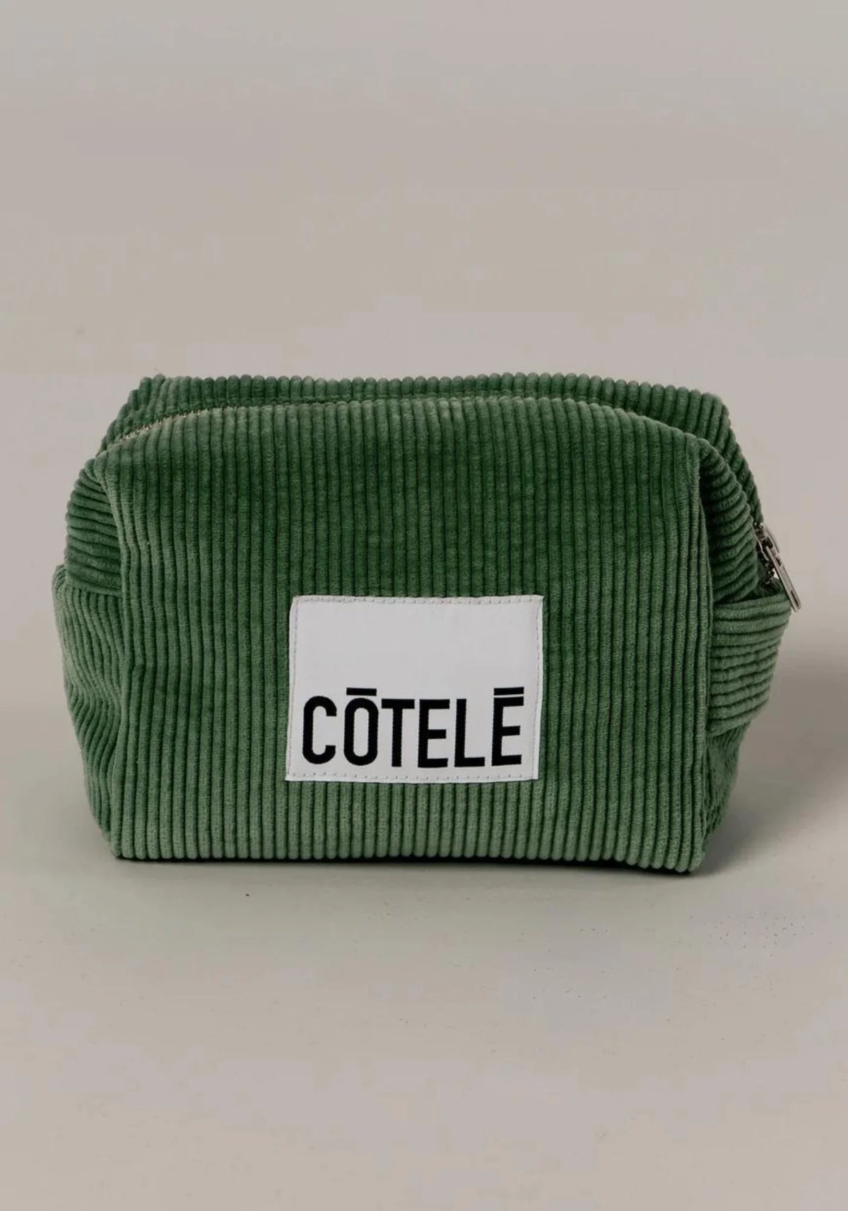 La trousse de toilette en velours vert de chez Côtelé Paris