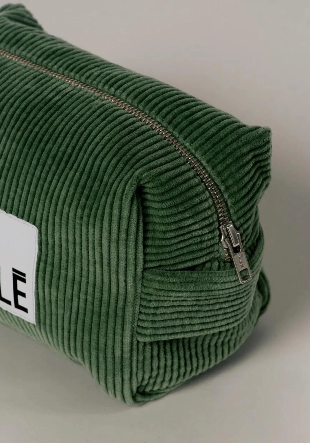 Zoom sur la trousse de toilette en velours vert de chez Côtelé Paris