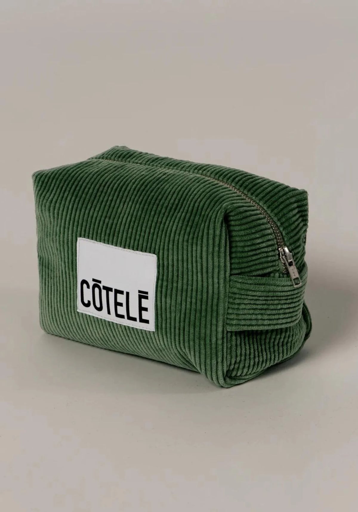La trousse de toilette en velours vert de chez Côtelé Paris