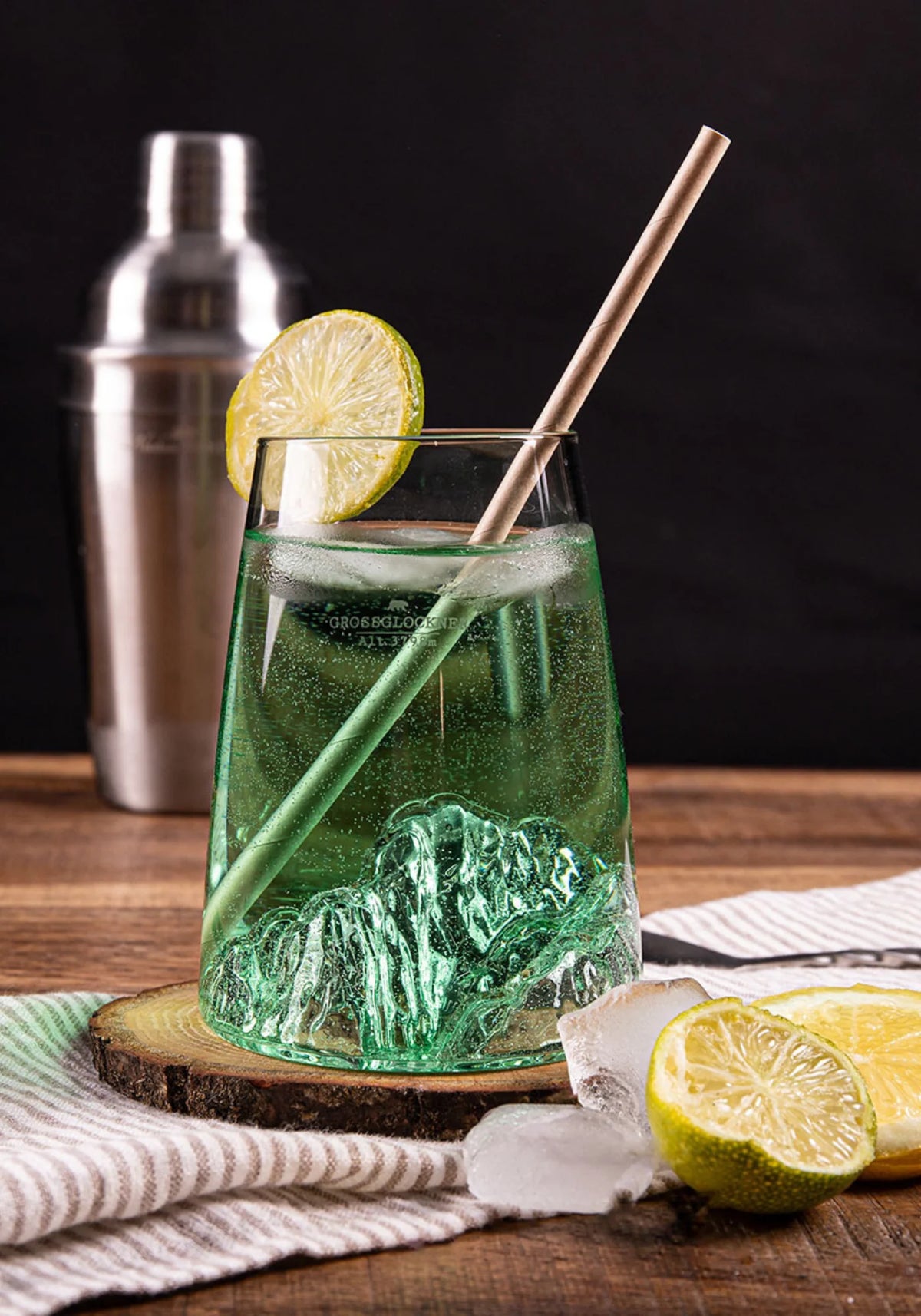 Le verre design topographic Grossglockner de chez Alaskan Maker avec une rondelle de citron