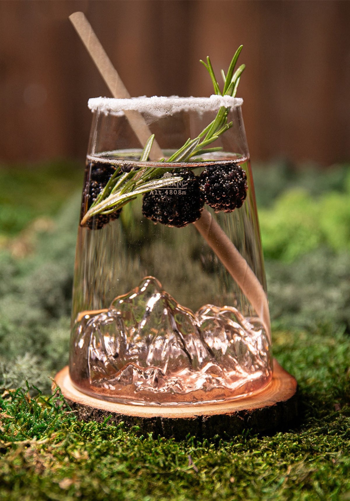 Le verre design topographic Mont Blanc de chez Alaskan Maker rempli d'un cocktail
