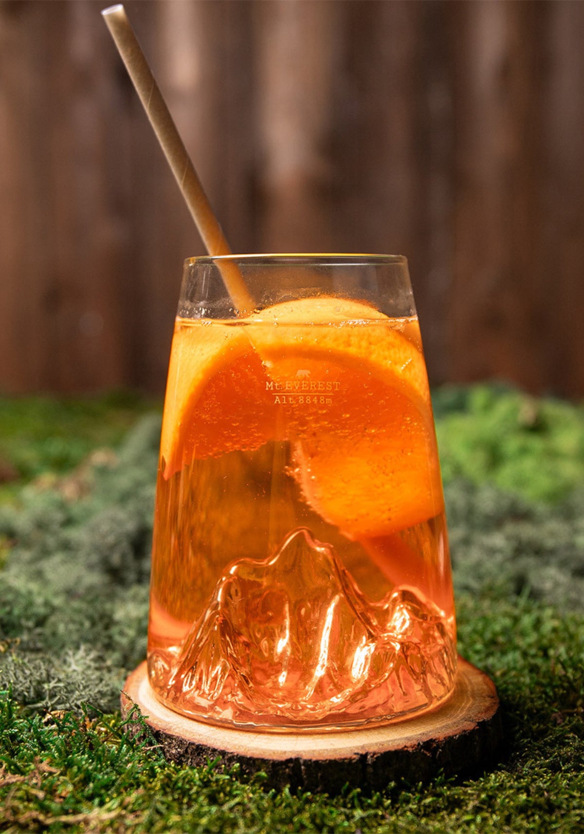 Le verre design topographic Mont Everest de chez Alaskan Maker rempli d'un cocktail