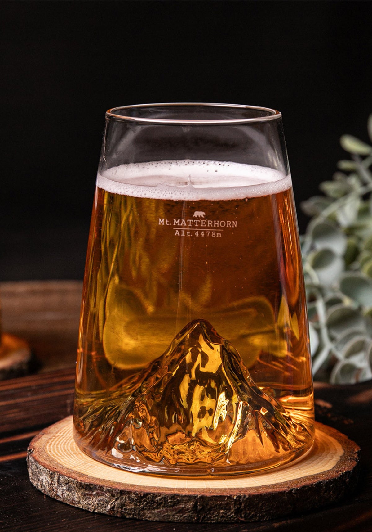 Le verre design topographic Mont Matterhorn de chez Alaskan Maker posé sur une rondelle en bois