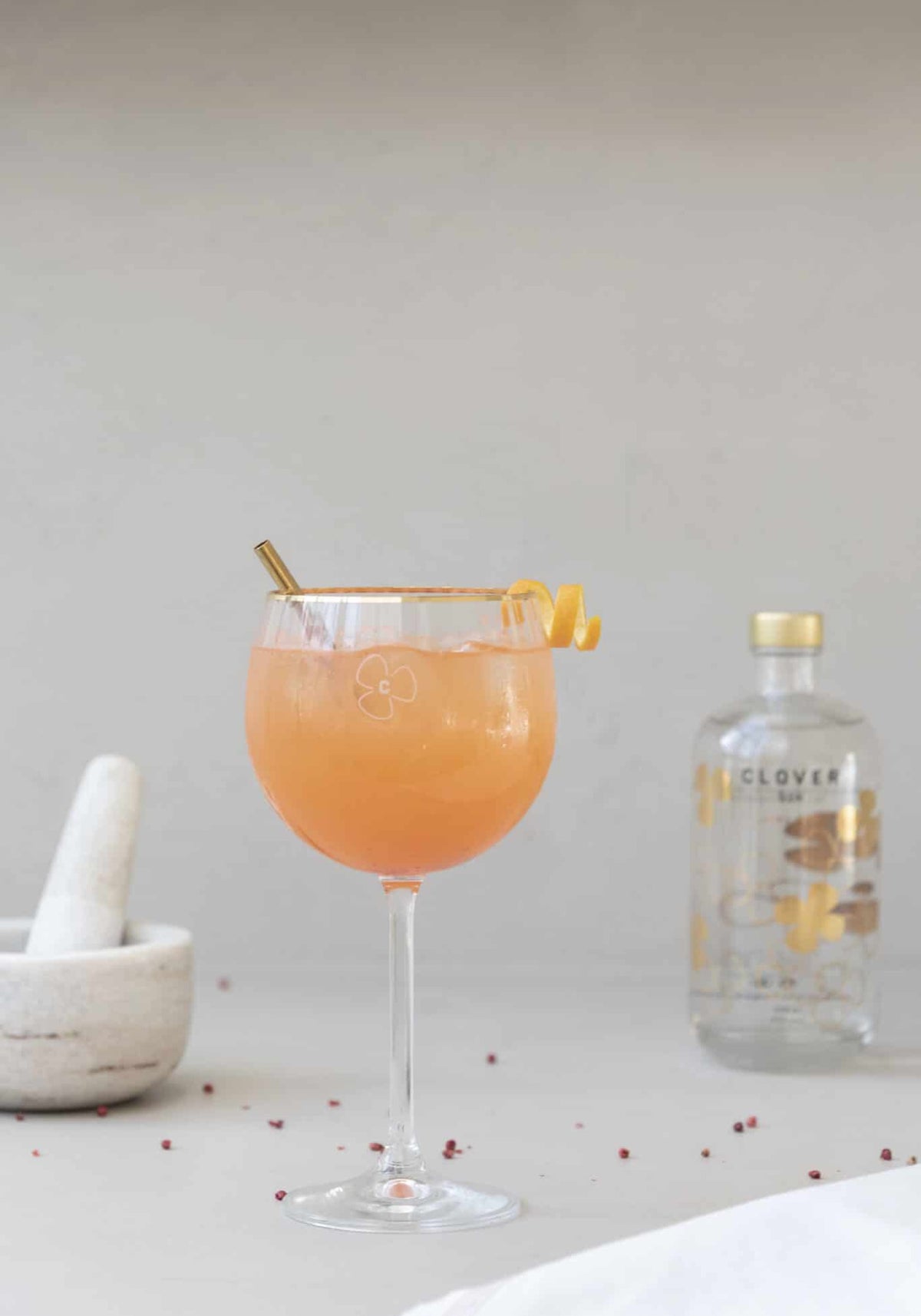 Le verre Olivia de chez Clover Gin avec le Gin Lucky n°4