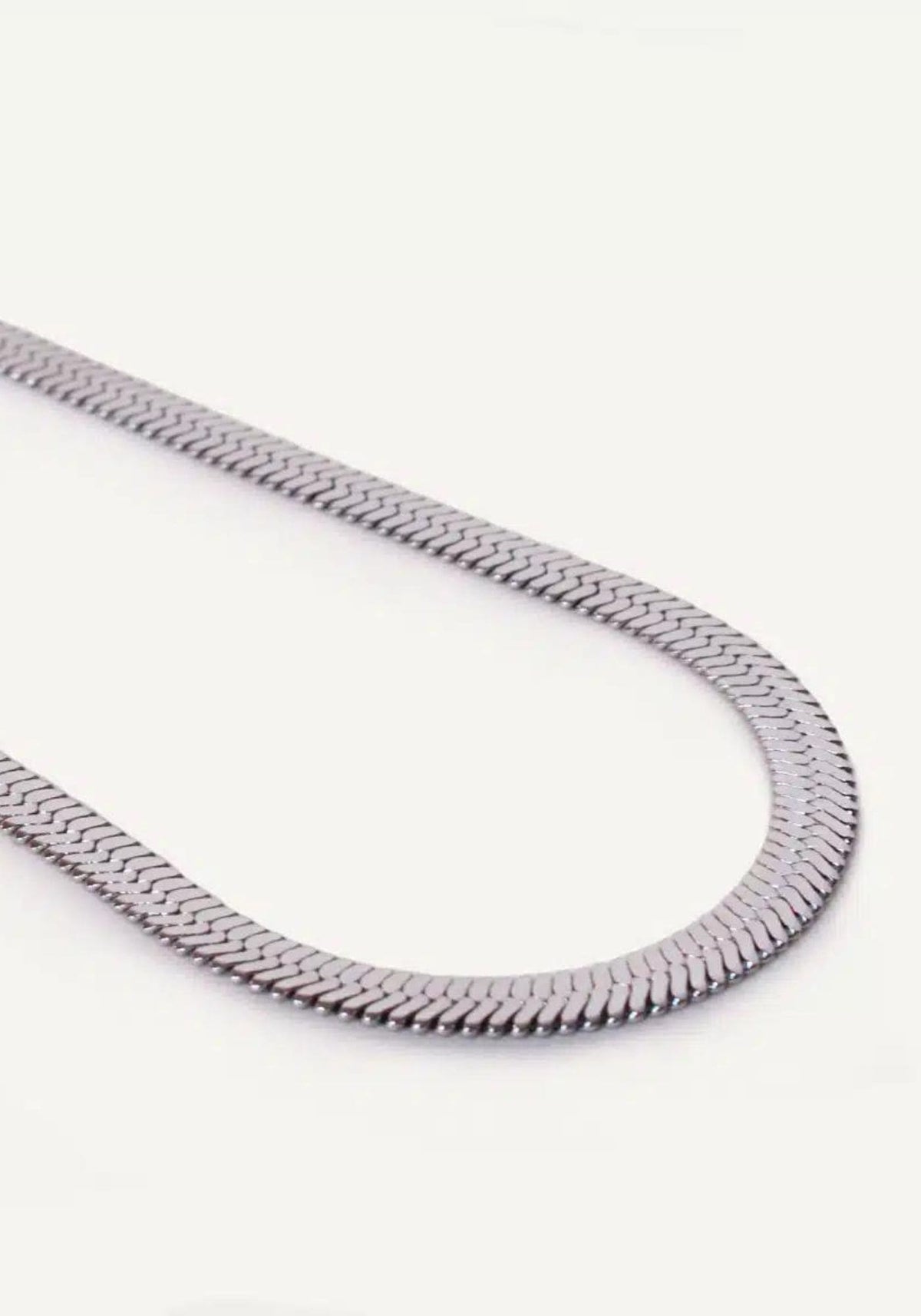 Zoom sur le collier Leto argent de chez Caprice Paris